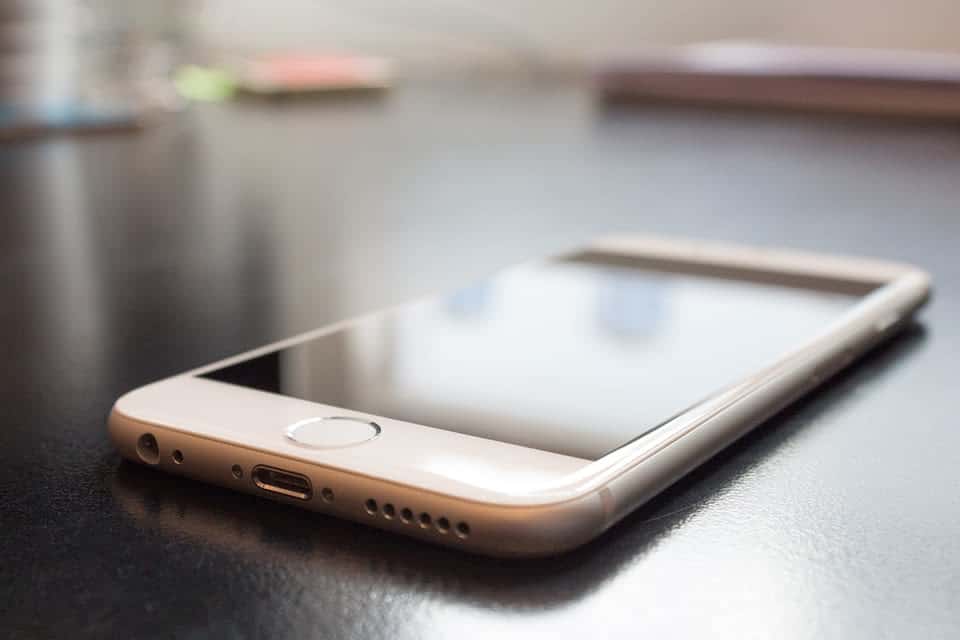 Nachrichten um Ex zurückzubekommen - iPhone liegt auf einem Tisch